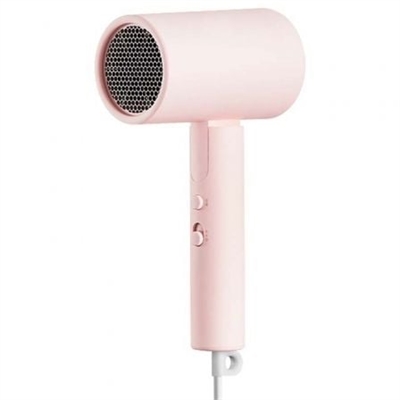 Xiaomi BHR7474EU EspecificacionesGeneralesNombre: Xiaomi Water Ionic Hair Dryer H500Modelo: CMJ03LXTensión nominal: 220 V~Frecuencia nominal: 50-60 HzPotencia nominal: 1800 WLongitud del cable de alimentación: 1,7 mPeso neto: 595 g (incluida la boquilla del concentrador)Dimensiones: 144 × 79 × 237 mm (incluida la boquilla del concentrador)Contenido del paquete1 secador de pelo1 boquilla magnética1 manual de usuario Información sobre el etiquetado energético (Reglamento UE 2023/1669)   De acuerdo con el Reglamento Delegado (UE) 2023/1669 de la Comisión Europea, el nuevo etiquetado energético para smartphones y tabletas es obligatorio únicamente para aquellos dispositivos introducidos por primera vez en el mercado de la Unión Europea a partir del 20 de junio de 2025.    Si este producto no incluye ficha energética (en las imagenes del producto), significa que no se introducirán nuevas unidades en el mercado de la UE después de esa fecha. En cambio, los productos que sí la incluyan pueden combinar unidades ya introducidas antes del 20 de junio de 2025 (sin etiqueta) y nuevas unidades introducidas posteriormente (con etiqueta energética). https://www.mi.com/global/service/warranty/ La persona de contacto del servicio posventa puede ser cualquier persona de la red de servicio autorizado de Xiaomi, los distribuidores autorizados de Xiaomi o el vendedor final que vendió el Producto. Si tiene alguna duda, póngase en contacto con la persona correspondiente que pueda identificar Xiaomi.ProveedorXiaomi Technology Netherlands B.V. (Representante autorizado)Dirección Room 802, Floor 8, Building 5, No.15 KeChuang 10th Road, Beijing Economic and Technological Development Zone, Beijing City, ChinaServicio de atención al cliente Xiaomi Correo electrónico: contact@support.mi.com Teléfono: +31 0800 3344553Centro de descargas de Advertencias de seguridad y manual de instrucciones: https://www.mi.com/es/support/user-guide/?srsltid=AfmBOooj5MhQk8I3Z1PAC5-Av3O-27N6wyzU_nvg4KqIyeDPn4uoh8X8Centro de descargas de Certificado CE Ecosistema: https://www.mi.com/global/service/support/declaration.htmlCentro de descargas de Certificado CE Smartphone y Otros: https://www.mi.com/global/certification/compliance/